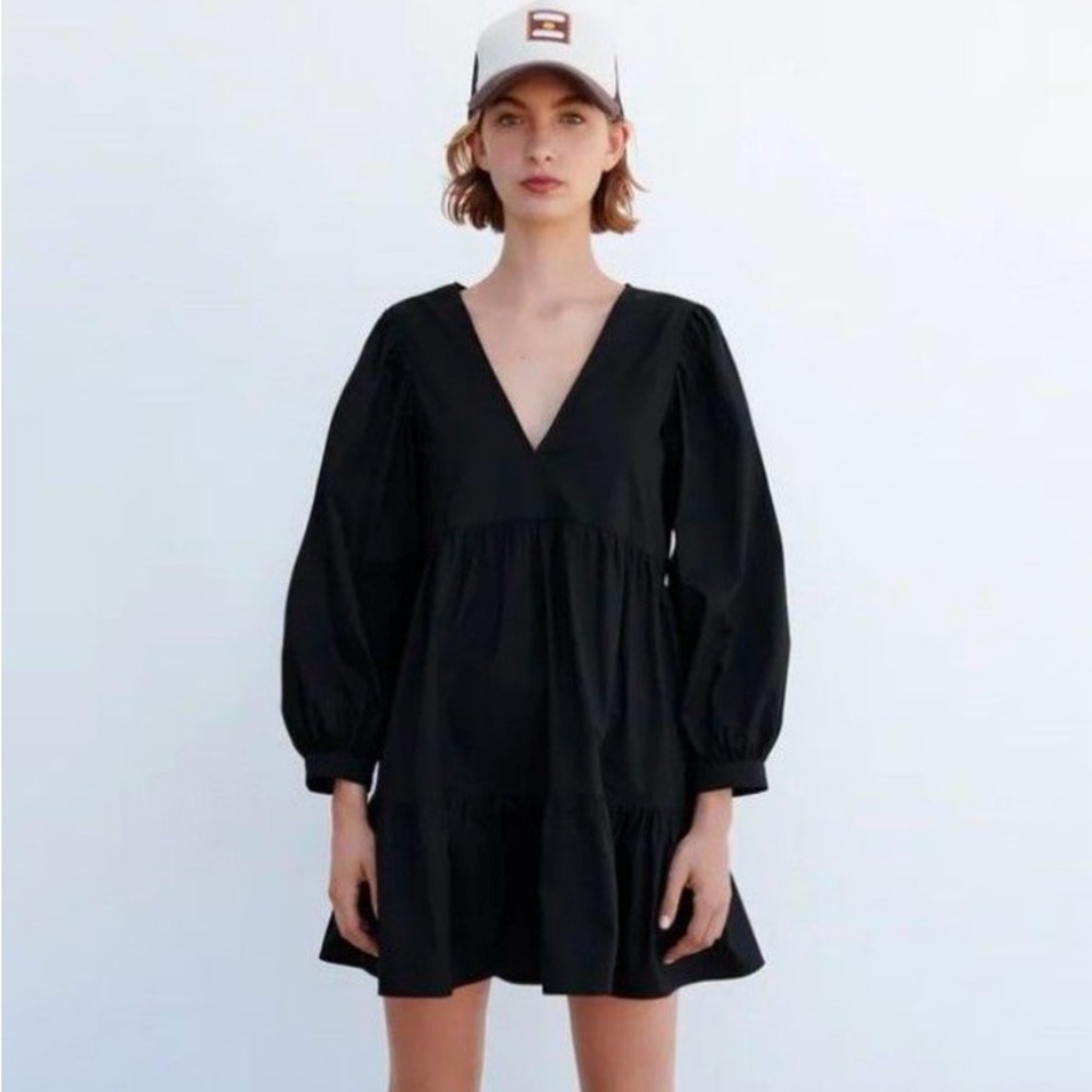 Black ruffled dress with balloons cropped sleeves.